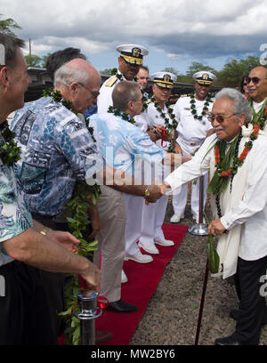 WAIPIO HALBINSEL, HI (28. April 2017) Vertreter der Abteilung für die Marine, Pacific Energy Solutions, LLC, Hawaiian Electric Company, und das Hawaii State Energy Office in einer gemeinsamen Basis Pearl Harbor-Hickam (JBPHH) Solaranlage Ribbon Cutting teilnehmen. Die Photovoltaik Boden montiert ist auf der JBPHH Waipaio Halbinsel und es begann der kommerzielle Betrieb am 23. Februar 2017. Das Projekt trägt zur Abteilung der vielfältigen Energien Portfolio der Marine, die Gewährleistung sicherer und stabiler Betrieb an JBPHH. Es zeigt auch die fortgesetzte Partnerschaft mit der St Stockfoto
