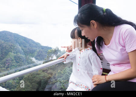 Asiatische Mutter und Tochter, Seilbahn und genießen den Blick Stockfoto