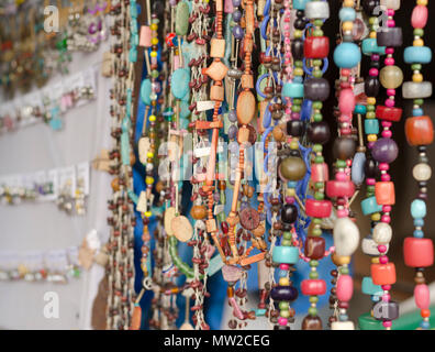 Bunt/Mehrfarbig Perlenketten im Verkauf bei Shilparamam Kunst und Handwerk Dorf in Hyderabad, Telangana, Indien. Stockfoto