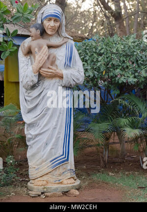 Einer verwitterten Ton Statue der Mutter Teresa, Gründer der Kongregation der Missionarinnen von der Nächstenliebe, an Shilparamam Kunst und Handwerk Dorf, Hyderabad, Telangana, Indien. Stockfoto