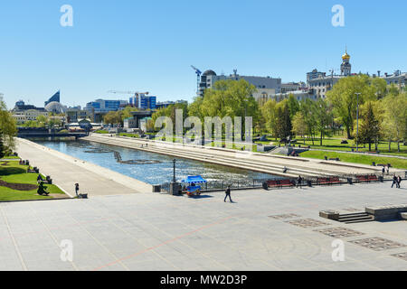 Jekaterinburg, Russland - 23. Mai 2018: Blick auf den historischen Platz am Fluss Iset im Zentrum der Stadt Stockfoto