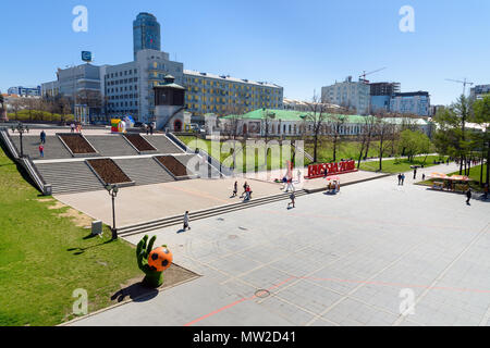 Jekaterinburg, Russland - 23. Mai 2018: Blick auf den historischen Platz am Fluss Iset im Zentrum der Stadt Stockfoto