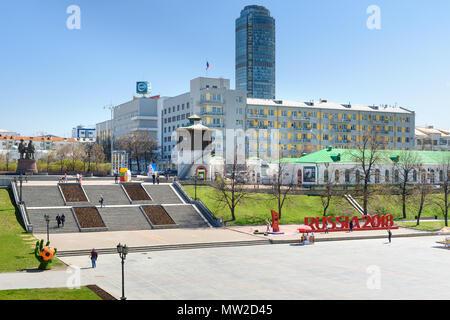 Jekaterinburg, Russland - 23. Mai 2018: Blick auf den historischen Platz am Fluss Iset im Zentrum der Stadt Stockfoto