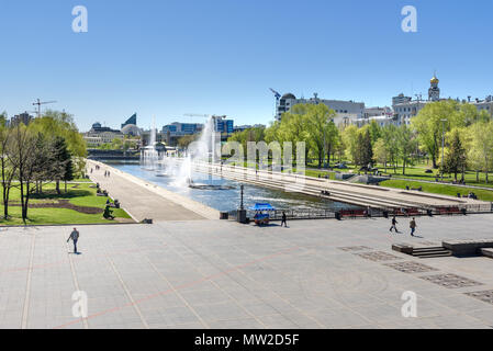 Jekaterinburg, Russland - 23. Mai 2018: Blick auf den historischen Platz am Fluss Iset im Zentrum der Stadt Stockfoto