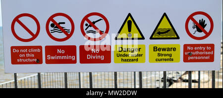 Viele gefahrenwarnzeichen am Strand, Großbritannien Stockfoto