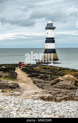 Die Penmon Point Lighthouse liegt in der Nähe von Puffin Island auf Anglesey, Wales, Vereinigtes Königreich. Stockfoto