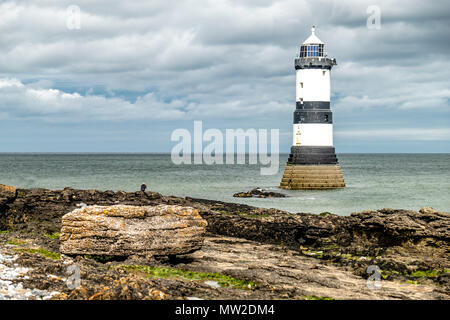 Die Penmon Point Lighthouse liegt in der Nähe von Puffin Island auf Anglesey, Wales, Vereinigtes Königreich. Stockfoto