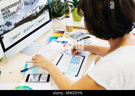 Frau entwerfen eine reaktionsschnelle Website Stockfoto