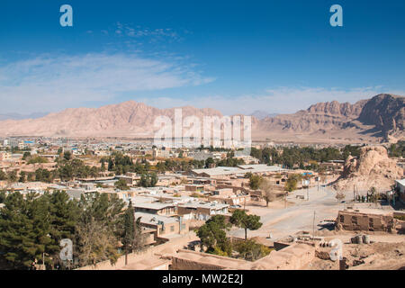 Blick auf die Stadt von der Wüstenstadt Kerman im Osten des Iran Stockfoto