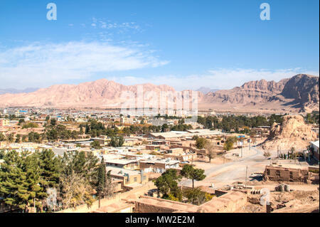 Blick auf die Stadt von der Wüstenstadt Kerman im Osten des Iran Stockfoto
