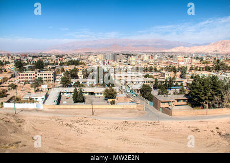 Blick auf die Stadt von der Wüstenstadt Kerman im Osten des Iran Stockfoto