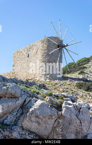 Alte steinerne Mühle am Eingang der Lassithi Hochebene, Kriti (Kreta), Griechenland Stockfoto