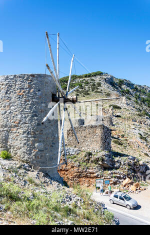 Alte Stein Windmühlen am Eingang der Lassithi Hochebene, Kriti (Kreta), Griechenland Stockfoto