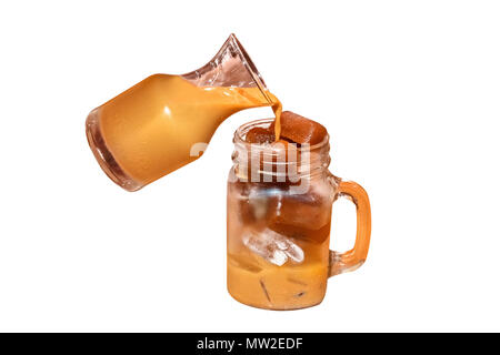 Tee Thai mit Eis zu kreativ für die Gestaltung und Dekoration isolieren für den Hintergrund. Stockfoto