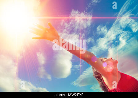 Frische Luft Hintergrund. Frau Lifestyle im Sonnenaufgang Landschaft. Wellness und glücklich Konzept, Mädchen und offenen Armen zu den Sonnenuntergang Himmel Stockfoto
