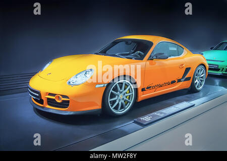 STUTTGART, DEUTSCHLAND - 7. APRIL 2017: Orange 2008 Porsche Cayman S Sport im Porsche Museum Stockfoto