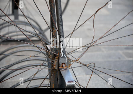 Nahaufnahme der Speichen eines Rosten penny-farthing Fahrrad Stockfoto