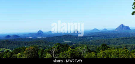 Ein Blick auf die Glass House Mountains in Queensland. Stockfoto