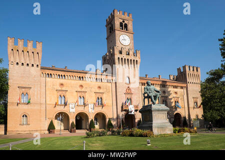 Italien, Emilia-Romagna: Busseto, die Festung in der ÒPiazza VerdiÓ Square Stockfoto