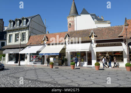 Deauville (Normandie, Frankreich): 'rue Eugene Colas' Street im Stadtzentrum Stockfoto