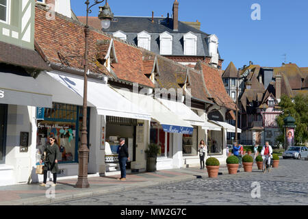 Deauville (Normandie, Frankreich): 'rue Eugene Colas' Street im Stadtzentrum Stockfoto