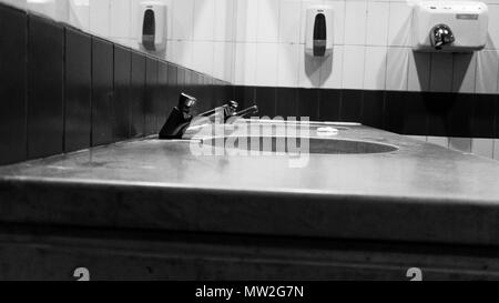 Foto schwarze und weiße Waschbecken im Bahnhof Stockfoto