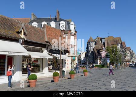 Deauville (Normandie, Frankreich): 'rue Eugene Colas' Street im Stadtzentrum Stockfoto