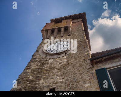 Torre Orologico Uhrturm in Passignano am Lago Trasimeno, Umbrien Italien Stockfoto