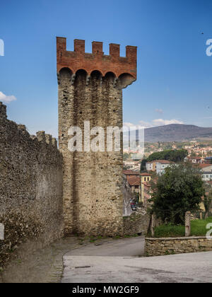 Ponente dreieckige Turm in Passignano am Lago Trasimeno, Umbrien Italien Stockfoto