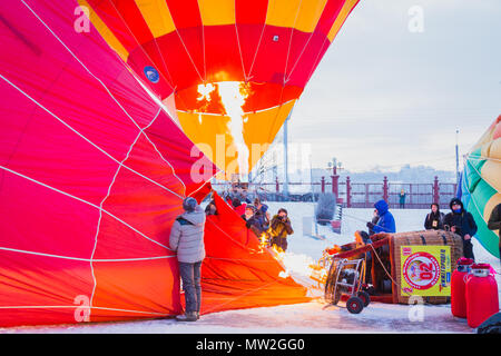 Nischni Nowgorod, Russland - 24. Februar 2018. Masse - Start auf dem Festival der Heißluft-ballons Stockfoto