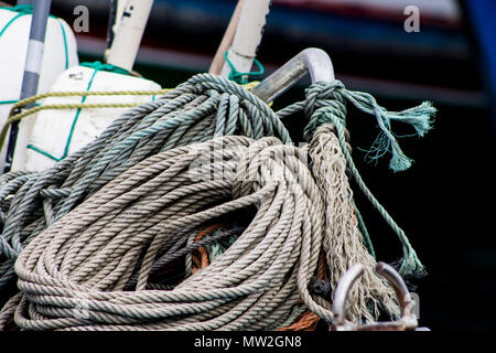 Details maritime Seile über Fischerboot günstig Stockfoto