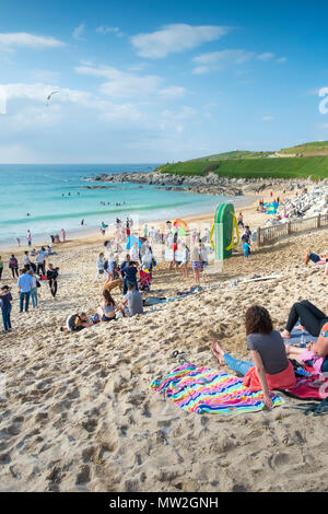 Urlauber auf einem Aufenthalturlaub am Strand von Fistral in Newquay in Cornwall entspannen. Stockfoto