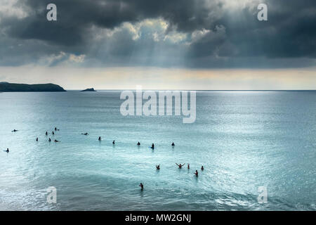 Surfer für eine Welle auf einem ruhigen See bei Fistral in Newquay in Cornwall wartet. Stockfoto