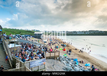 Urlauber auf einem Aufenthalt Urlaub entspannen im Fistral in Newquay in Cornwall. Stockfoto