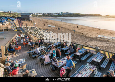 Urlauber sitzen auf der Terrasse des Fistral Beach Bar genießen die Abendsonne. Stockfoto