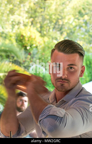 Ein Barkeeper mit einem Cocktail Shaker bei einem Gin tasting Event. Stockfoto