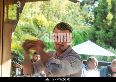 Ein Barkeeper mit einem Cocktail Shaker bei einem Gin tasting Event. Stockfoto