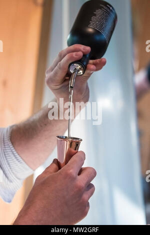 Ein Barkeeper bereiten einen Cocktail an einem Gin tasting Event. Stockfoto