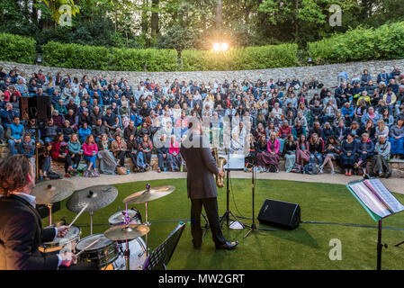 Eine vollständige Publikum für ein Jazz Konzert von lizenzierten zu Schwingen an Trebah Garden Amphitheater in Cornwall. Stockfoto