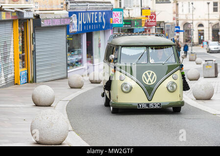 Ein restauriertes Bildschirm vintage Volkswagen Wohnmobil im Stadtzentrum von Newquay in Cornwall aufgeteilt. Stockfoto