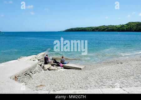 Urlauber entspannen auf dem privaten Strand Polgwidden Cove at Trebah Garten in Cornwall. Stockfoto