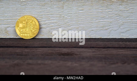 Golden bitcoin auf Holz- Hintergrund. Bitcoin crypto Währung, Blockchain Technologie, digitales Geld, Bergbau Konzept. Stockfoto