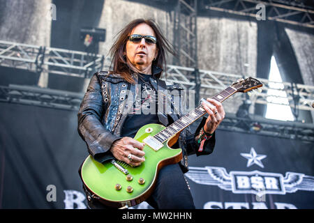 Norwegen, Halden - Juni 24., 2017. Die amerikanische Rockband Black Star Riders besteht aus Band Mitglieder aus der Gruppe Thin Lizzy, die hier ein Live Konzert während der norwegischen Musik Festival Tonnen Gestein 2017 durchführen. Hier Gitarrist Damon Johnson ist live auf der Bühne gesehen. (Foto: Gonzales Foto - Terje Dokken). Stockfoto