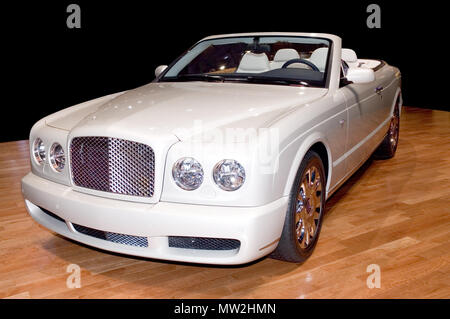 Luxus Cabrio auf einem Holzboden. Beschneidungspfad das Auto enthalten. Viele weitere Auto Fotos in meiner Galerie. Stockfoto