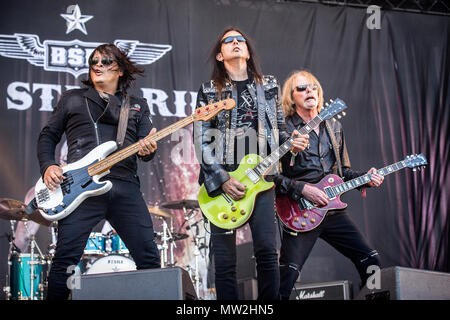 Norwegen, Halden - Juni 24., 2017. Die amerikanische Rockband Black Star Riders besteht aus Band Mitglieder aus der Gruppe Thin Lizzy, die hier ein Live Konzert während der norwegischen Musik Festival Tonnen Gestein 2017 durchführen. Hier (L-R) Bass Player Robbie Crane wird gesehen, live auf der Bühne mit Gitarristen Damon Johnson und Scott Gorham. (Foto: Gonzales Foto - Terje Dokken). Stockfoto