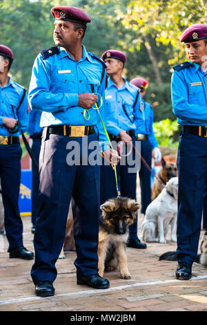 KATHMANDU, Nepal - Oktober 29, 2016: Nepal Polizei feiert Kukur Tihar (Hund Festival) am zentralen Polizei Hundeschule. Stockfoto