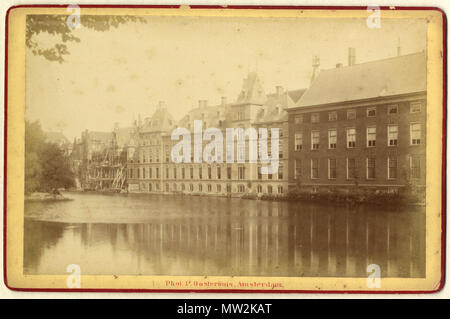 . Nederlands: Vijverzijde, gevelrij Langs de Hofvijver, gezien naar de Korte Vijverberg. In het Midden nieuwbouw Op De Plaats van de Hofkapel, links daarvan nog steigers. ca. 1881. Pieter Oosterhuis (1816 - 1885) Beschreibung Fotograf, Maler, Zeichner und Kopist Datum der Geburt / Tod 20. Januar 1816 vom 8. Juni 1885 Ort der Geburt / Todes Groningen Amsterdam arbeiten Zeitraum zwischen ca. 1831 und ca. Standort Amsterdam 1885 Behörde: Q 13506851 VIAF: 76399487 ISNI: 0000 0000 6647 5253 ULAN: 500036646 LCCN: 95040655 SUDOC Nr: 156522497 WorldCat 633 Vijverzijde, gevel Stockfoto