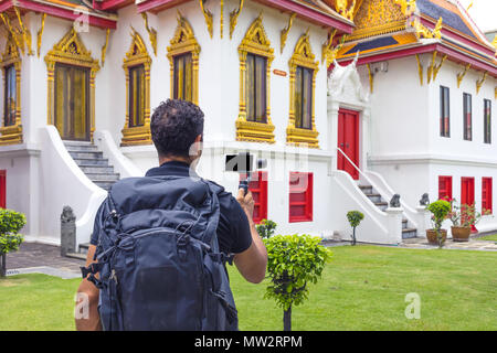 Mann backpacher Wer hält Mobiltelefon auf Gimbal Besuch in Asien an einem sonnigen Tag, Solo Reise und Ferien Konzept. Stockfoto