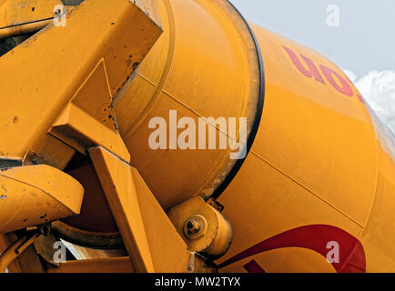 Abstrakte Sicht der hinteren Teil einer konkreten Mixer auf einer Baustelle, Deutschland Stockfoto