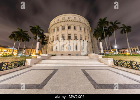 Die Kubanische Capitol Building bei Nacht, El Capitolio, in der Innenstadt von Havanna, Kuba. Stockfoto